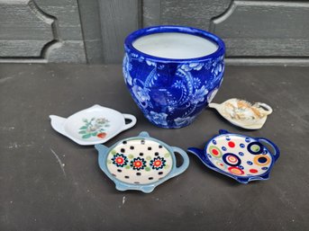 #200 Blue Pot And Lot Of 4 Tea Bag Rests