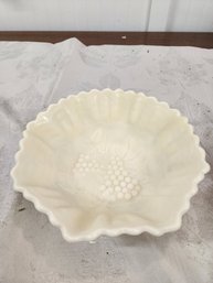 #16 L.G. WRIGHT CUSTARD COLOR GRAPE MOTIFE VINTGE BOWL