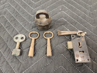 #277 Lot Of Antique Keys And Locks