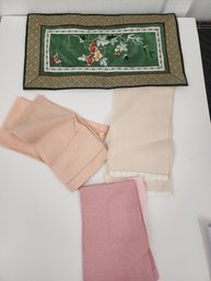 #211 LOT OF VINTAGE NAPKINS AND LINENS