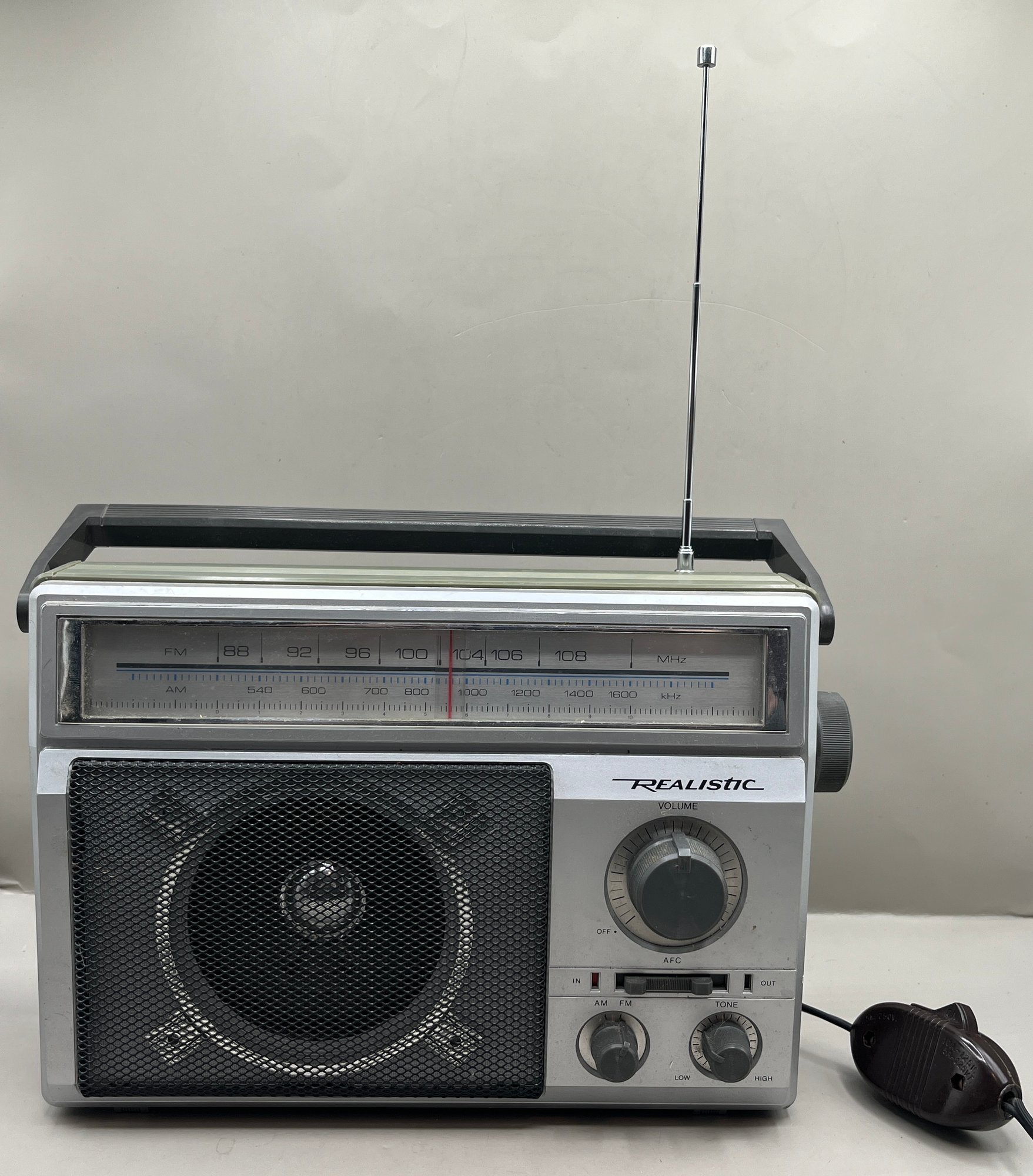 Realistic AM/FM Electric Radio - Model 12-625 #1319 | Auctionninja.com