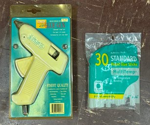 Real Deal Deluxe Trigger Feed Hot Glue Gun NEW With Glue Sticks Included