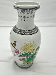 Chinese Vintage Porcelain-Famille Verte Vase With Four Characters Mark