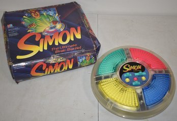 MILTON BRADLEY SIMON GAME W/ ORIGINAL BOX
