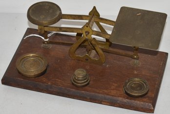 VINTAGE BRASS BALANCE SCALE W/ WEIGHTS ON FITTED WOODEN BASE