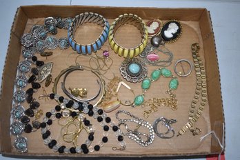 TRAY LOT COSTUME JEWELRY