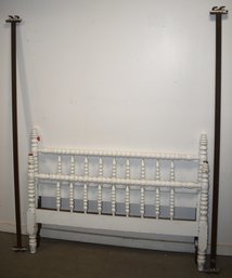 VICTORIAN SPOOL BED IN WHITE PAINT