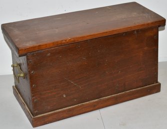 CANTED PINE FLAT TOP BOX W/ ROSEHEAD NAILS