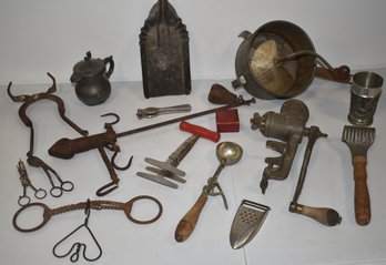 LOT VINTAGE KITCHENWARE ITEMS