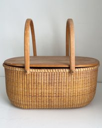 Beautiful, Oval-shaped Nantucket/lightship Style Basket With Lid And Handles