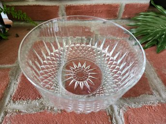 Arcoroc France Clear Cut Glass Serving Bowl Crosshatch Starburst Pattern Vintage Kitchen Dining Salad Fruit Bo