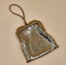 Vintage Whiting & Davis Gold Tone Metal Mesh Coin Purse Evening Bag Wristlet Hinged Frame Made In USA