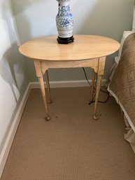 Pretty Oval Queen Anne Style Accent Table