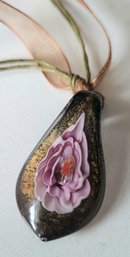 VINTAGE GLASS PENDANT NECKLACE