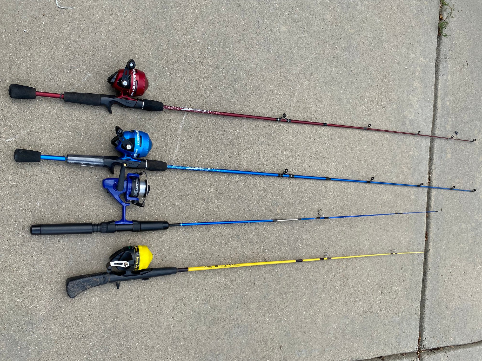 Set Of 4 Fishing Poles, South Bend 305, Sunny Day Bear, Zebco, Spinning Reel  #2437 | Auctionninja.com