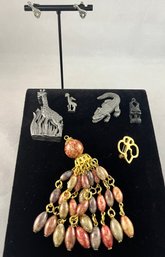 Cute Lot Of Jewelry Including A Matching Pewter Giraffe Jewelry Set, Pendants, And Brooches