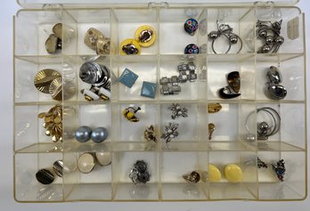 Great Lot With A Bunch Of Vintage Clip On Earrings