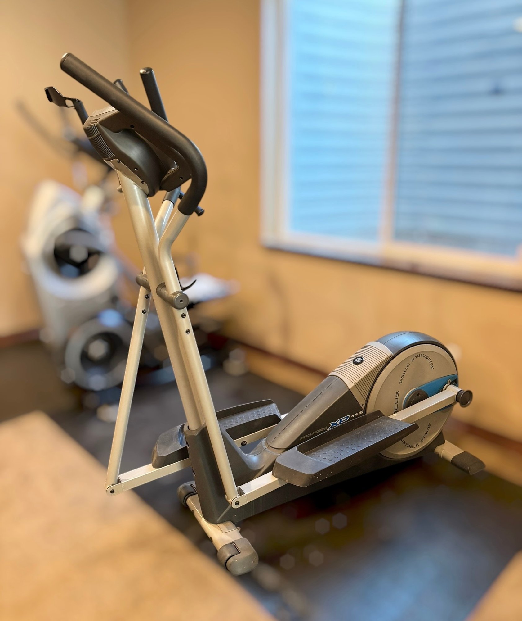 Pro-Form XP 115 Focus Adjustable Stride Elliptical Machine W/ Black ...
