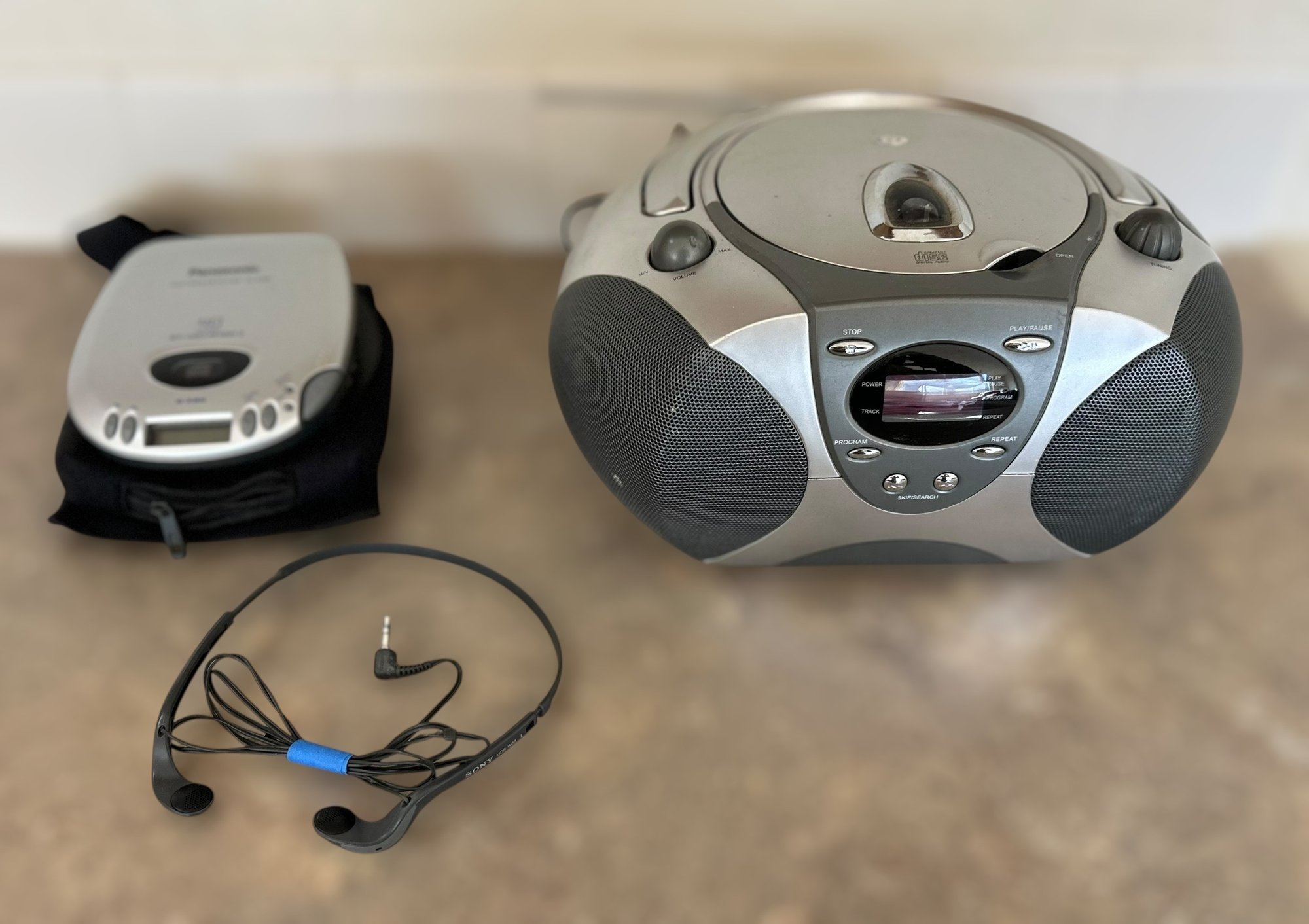 Durabrand AM/FM Radio W/ CD Player & Panasonic Portable CD Player S-XBS ...