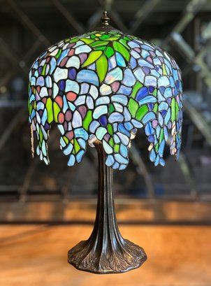 Striking Tiffany Style Table Lamp W/beautiful Floral Design In Blues & Green W/ Cast Metal Base