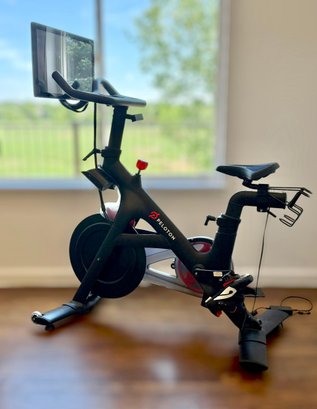 Peloton Indoor Stationary Exercise Bike Featuring A 21.5' Full HD Touchscreen Model PLTN-RB1VQ