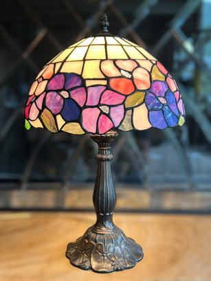 Lovely Tiffany Style Table Lamp W/Purple & Pink Floral Design & Cast Metal Base