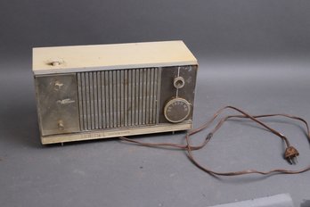 Vintage Zenith 7265L Solid State AM Clock Radio  1960s Atomic Era  MCM Display Piece