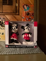 New Disney Mickey & Minnie Salt & Pepper