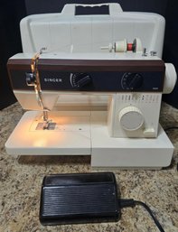 Vintage Singer 5528 Heavy-duty Swing Machine From The Early 1980s