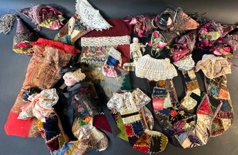 Christmas Decor Of Antique Quilts & Dolls