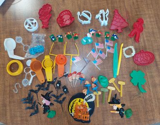 Vintage Cake Halloween  Decor Tupperware Measuring Spoons Wilton 1974 Cake Decor Santas