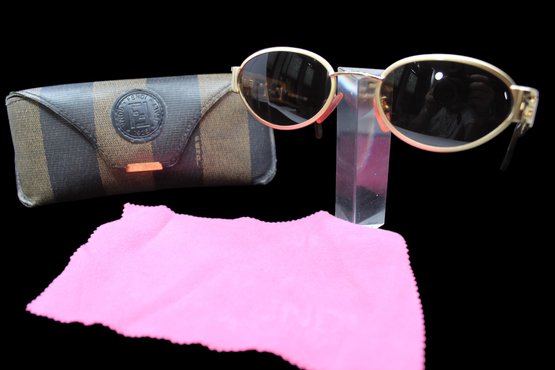 Authentic Fendi sunglasses, case,cleaning cloth and COA FENDI Large Pouch Sunglasses Case with Box With NO DUST  main image 2