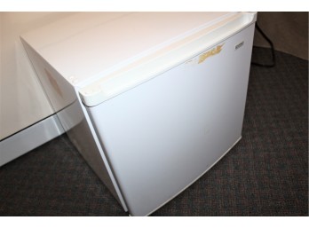 Kenmore Mini Fridge - WORKS! - Item #143 BSMT