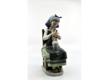 LLADRO No. 1418 'Flower Harmony' - Girl Sitting Arranging Flowers In Vase - NO CRACKS - RETIRED!! Item #310 LR