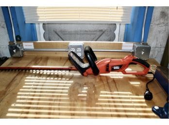 BLACK & DECKER Hedge Hog 24' Hedge Trimmer - Model #HH2450 - WORKS!! Item#63 GAR