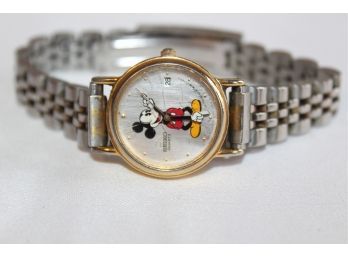 VINTAGE MICKEY MOUSE WATCH - WORKS!! Item#111 LVCL