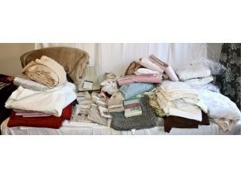 MIXED LOT OF VINTAGE & NEW ITEMS: Sheets, Napkins, Towels, Blankets, Sleeping Bags & MORE! Item#44 RM2
