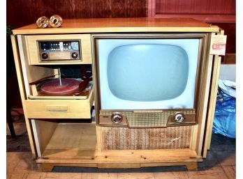 SYLVANIA UHF BUILT IN ALL CHANNEL TUNING UNIT TV - AM/FM RADIO - TURN TABLE - SO RETRO!! Item#29 BSMT