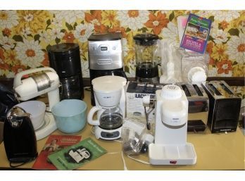 KITCHEN LOT - TOASTERS - CUISINART, PASTA MAKER - COFFEE MAKERS - BLENDERS- COFFEE GRINDER!! Item#129 KITC