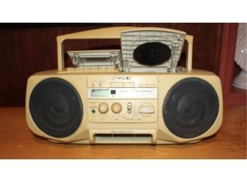 VINTAGE SONY CFD0V30 CD RADIO - CASSETTE PLAYER - CD PLAYER - MEGA BASS PORT!! Item#72 BSMT