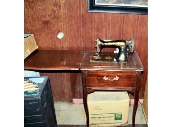 SINGER SEWING MACHINE WITH ORIGINAL SEWING TABLE - SERIAL # D680926 - VINTAGE!! Item#26 LVRM