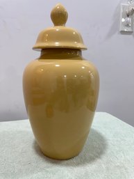 A YELLOW-GLAZED COVERED JAR