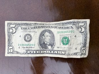 A Circulated Series 1995 U.S. Five-dollar Federal Reserve Note
