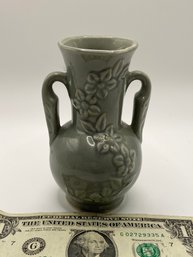 USA Pottery #875 Daisy Chain Vase!  Little Chip See Pics - Gorgeous Blue/green/gray.