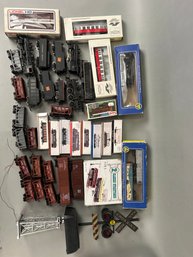 40 Pcs Miscellaneous Trains And Train Accessories