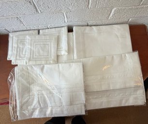 12 Linen Napkins, 2 Runners And 24 Matching Coasters - P71