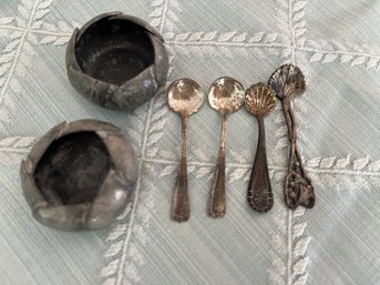 Two Victorian Very Small Salt Cellars And 4 Salt Spoons - K33