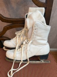 Vintage White Woman's Canadian Flyer Ice Skates - Dr4