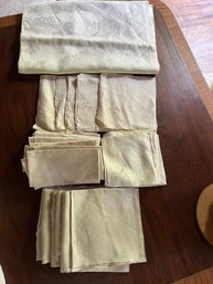 Lovely Assorted Damask Table Cloth And Napkins DR32