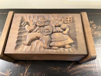 Adorable Figures Carved In A Wooden Box - Lv18